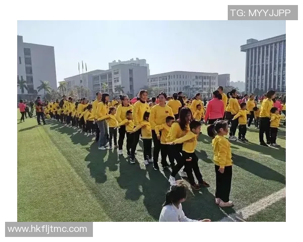 亲子户外足球活动让孩子在阳光下快乐成长，增进亲子关系与团队合作精神