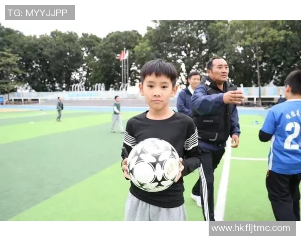 并肩而行足球：团结拼搏的力量与梦想的追逐